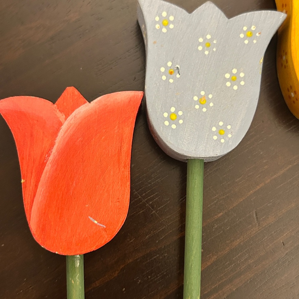 Set of 6 Vintage Hand Painted Wooden Flowers - Picture 3 of 9
